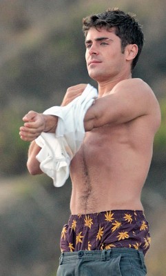celebsaggers:  Zac Efron Sagging on the Beach More Pictures: