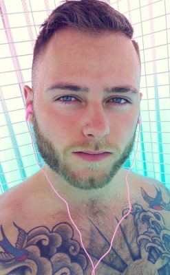 knowxhope: knowxhope:  Honestly, tanning bed lighting is the