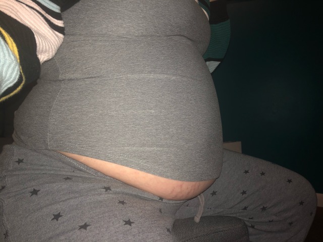 bell-ybb:After dinner my shirt kept riding up and my belly was