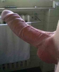 xlbig:  big cock                                          http://xlbigdick.com @xLBigx   .Bulge    