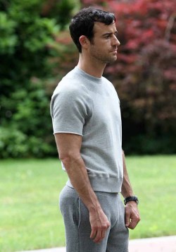 aluv4men:  (via justin-theroux-jog-bulge-2013.jpg (JPEG Image,