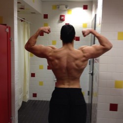 situationir:  New year resolution.. Get a bigger back .. Arms .. Chest .. Shoulders .. Calves .. And legssss