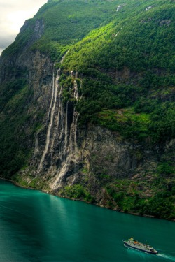disminucion:  Geiranger - the "seven sisters" waterfall, Bård