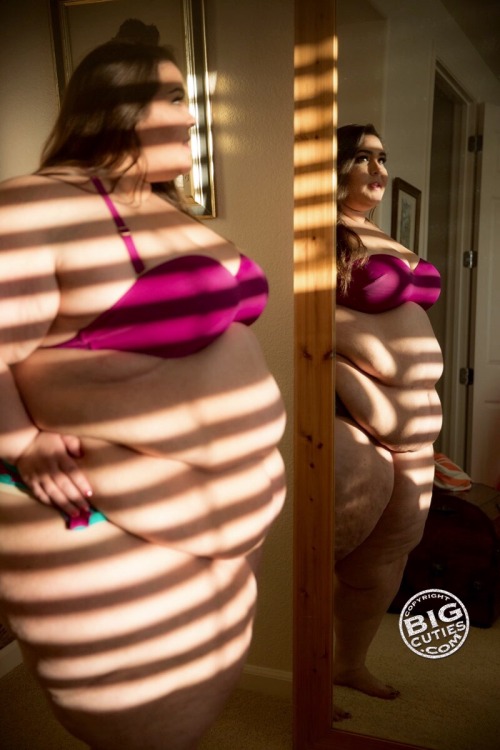 What’s bigger, rounder, and bouncier than a beach ball? Me!!!   See the rest of this set at BoBerry.BigCuties.com