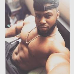m3undercover:  keepemgrowin:  He’s huge and he’s hot… and
