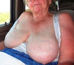 65pluswomen:  grannypost:  Granny post… #mom #uk-granny #old