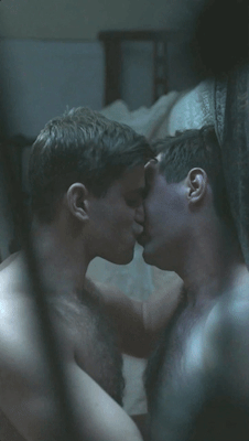athingofmalelust:Oliver Jackson-Cohen and James McArdle kissing