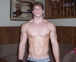 gayguy135:  hungcollegedick:   I FOLLOW BACK 100%  Muscle stud!