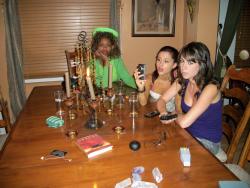 tomahok:  galaxyspaceandtime:  glozell conducting a seance with