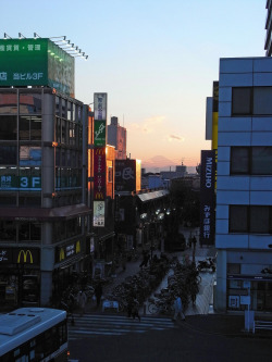 jpnys:  Mt. Fuji between the buildings. by Hidehiko Sakashita