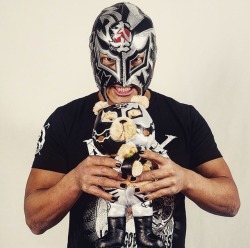 earl-01:  These are so cute. @ghostofviper Sanada holding a bear