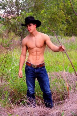 texasfratboy:  super sexy shirtless cowboy - look at those amazing