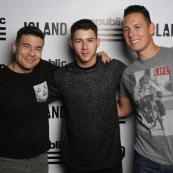 nickjonas-news:  Via @bigshotjason 