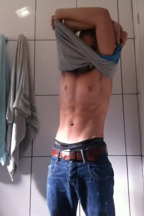 flaitesricosyenpelota:  2sthboiz:  SEXY HOT YUNGIN AND HIS FRESH SHAVED COCK N BALLS  rico rico, que deseos de estar ahi con el :D
