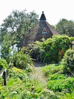 vwcampervan-aldridge:  Summer house in Cottage Garden, Beaulieu,