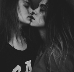 the-inspired-lesbian:  lesbulous:  💙   Download the HER social