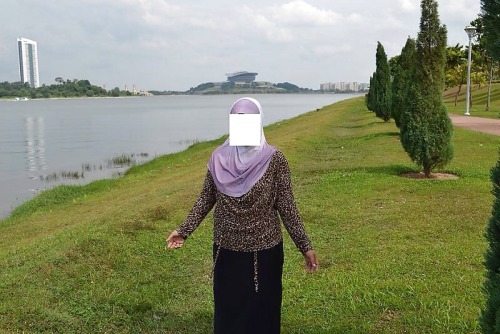 otakblue:  zackhebat:  Awek tudung selak bawah.  http://migg.in/okeydokeymokey  Bogel bogelan di tepian tasik putrajaya.. Burit lebam pun lebamla.. Janji peliaq bleh cruppp! Masuk..