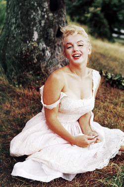 missmonroes:Marilyn Monroe photographed by Sam Shaw, 1957