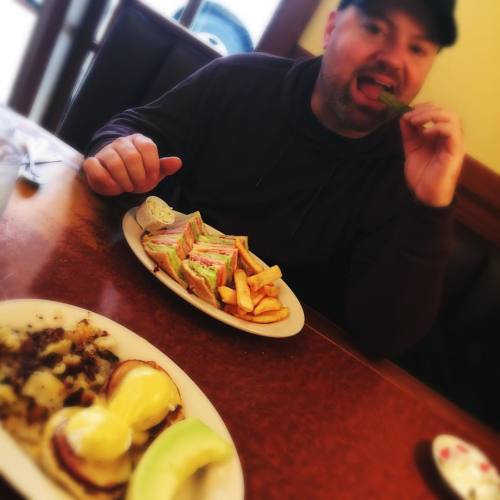 <p>I think it helped that we had a stout, Midwest breakfast. #clubsandwich #eggsbenedict #fortify  (at Tempo Cafe)</p>