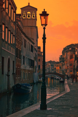 travelingcolors:  Venice at Dusk | Italy /by Neil Cherry) 