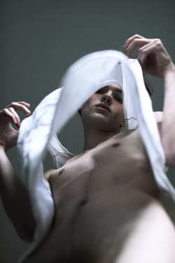 manniskorarkonstiga:    Daniel Walters photographed by Hadar