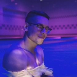 luxuryan:  i can’t swim ✨☺️💜