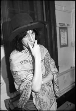 pattismithandrobertmapplethorpe:  Patti Smith, backstage at The