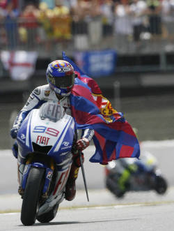 svetlanafcb:    Spanish Jorge Lorenzo waves a flag of the FC