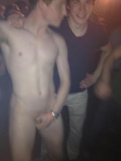 bromofratguy:  when straight guys get naked in concerts»»>