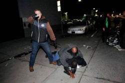 woggywoowoo:  boingboing:  Undercover cop aims gun at photographer