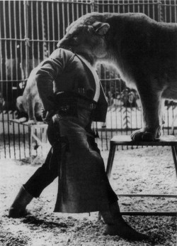 anarquismos:  Lion tamer Pablo Noel at Hamburg Circus, 1962 