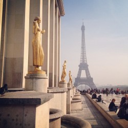 down the line…  (at Place du Trocadéro)