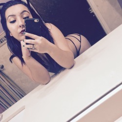 JessLynnn snapping sexy selfies for her debut- welcome her to