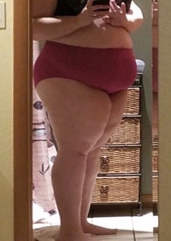 sophie-cellulite:Few months a few lbs More to love