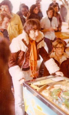 pinkflyd:  Keith Moon playing pinball in Los Angeles, 1974