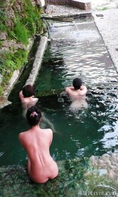 soakingspirit:  Just one of the couple of pictures to illustrate how the local Lisu of Nujiang prefecture, Yunnan, China soak. Well, not really these are city ladies trying to copy the local style …. Read more from Hot soaks of the Himalaya. 