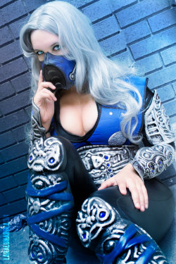 hotcosplaychicks:  Female Sub-Zero by cosplaylala  Follow us