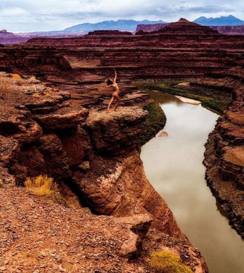 @charlesnevols  ãƒ»ãƒ»ãƒ» Moab. In the magic of dusk, high above the Colorado, she reached for the stars. #model #model #rocks #nude #nudeart #wilderness #female #desert #canyon #river #moab