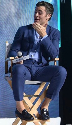 bromancebooty:Chris Pine - thighs, bugle & ass