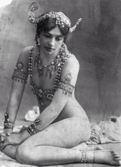 guns-gas-trenches:  Mata Hari- the Dutch born beauty  who the