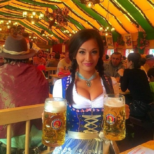 dirndl-dames:Bavarian bosoms in the biergarten.