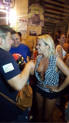 sideboobelse:  Jenny Scordamaglia works like this: braless with