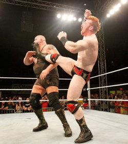 fishbulbsuplex:  Sheamus vs. The Big Show  Nice bulge view!!