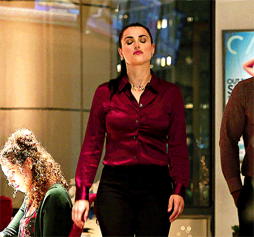 lucyllawless:No one:  Lena Luthor’s shirt buttons: Inspired