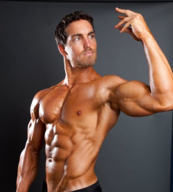 Derek Tresize | @veganmuscleandfitnessVegan trainer and bodybuilder//Banana