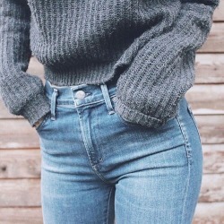 luxury-andfashion:  Cropped Sweater / High Waist Jeans