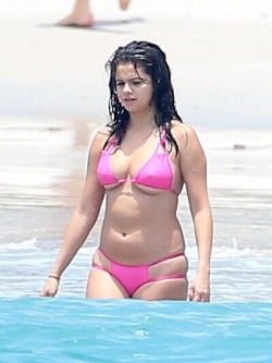 gotcelebsnaked:  Selena Gomez - bikini candids in Mexico. (04/15/15)