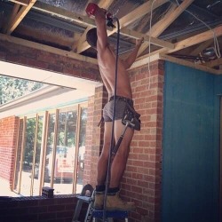 speedobuttandtaint:  daddywolfiebear:  Who dose not like a handyman