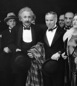 sciencealert: Albert Einstein and Charlie Chaplin at the premiere