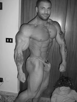Amazing muscular body, and an awesome bulge - WOOF